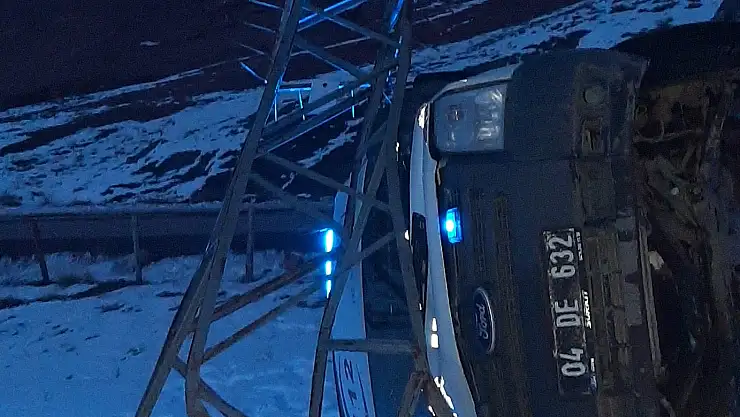 Ağrı'da buzlanma nedeniyle ambulans yan yattı: 5 kişi yaralandı