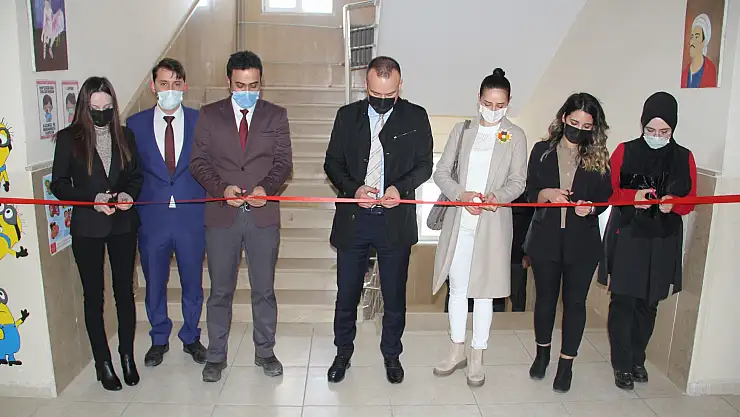 Ağrı'da 321 okul koridorunun duvarları yabancı dil görselleri ile süslendi