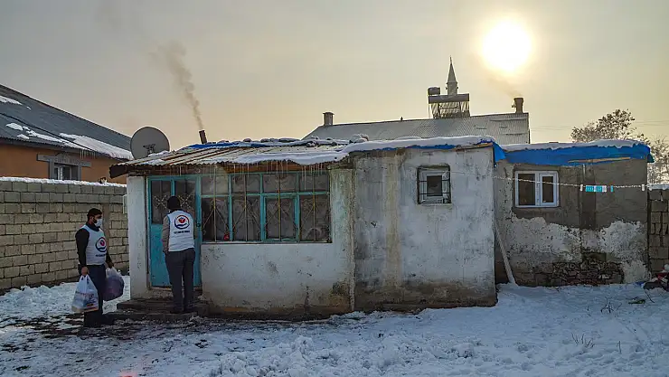 Yetimler Vakfı'ndan Ağrı'daki yetimlere kıyafet yardımı