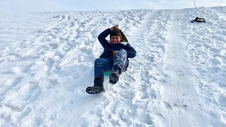 Ağrılı çocukların poşet üzerinde kayak keyfi