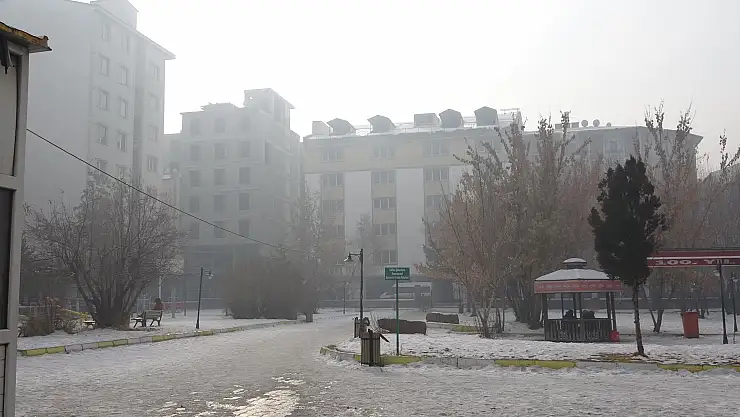 Ağrı'da sis nedeniyle göz gözü görmedi