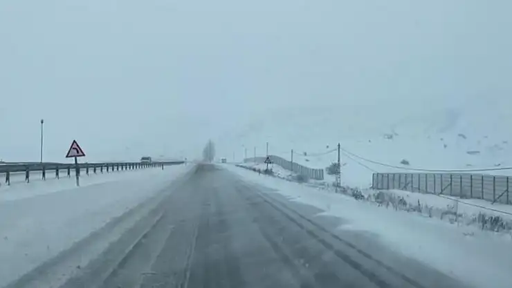 Ağrı-Erzurum karayolunda kar ve tipi nedeniyle ulaşım güçlükle sağlanıyor