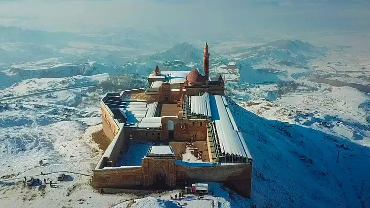 Karla birleşen tarihi sarayın havadan görüntüsü mest etti