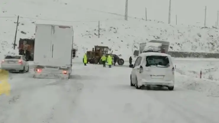 Tır karlı yolda kaydı, Ağrı-Iğdır karayolu kısa süreliğine trafiğe kapandı