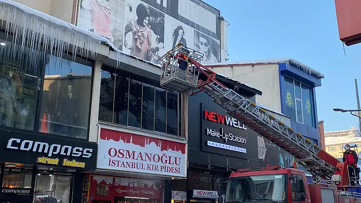 Ağrı Belediyesi Buz Sarkıtlarını Kırdı