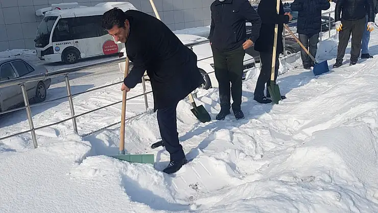 Ağrı'da eksi 32 derecede kazma ve küreklerle kar temizleme çalışması yaptılar