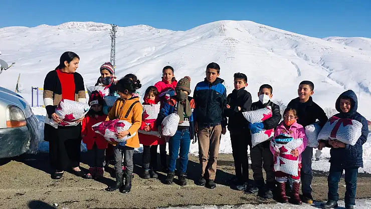 Ağrılı iş adamı Ağrılı minik çocuklara bot ve mont yardımında bulundu