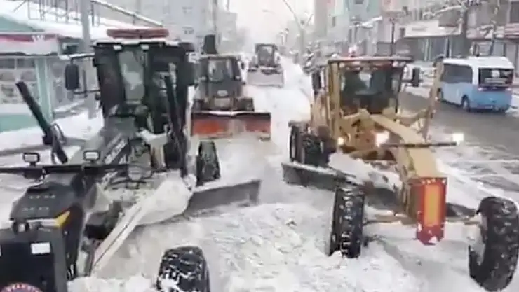 Ağrı Belediyesi eksi 30 derecede kar temizleme çalışmalarına devam ediyor