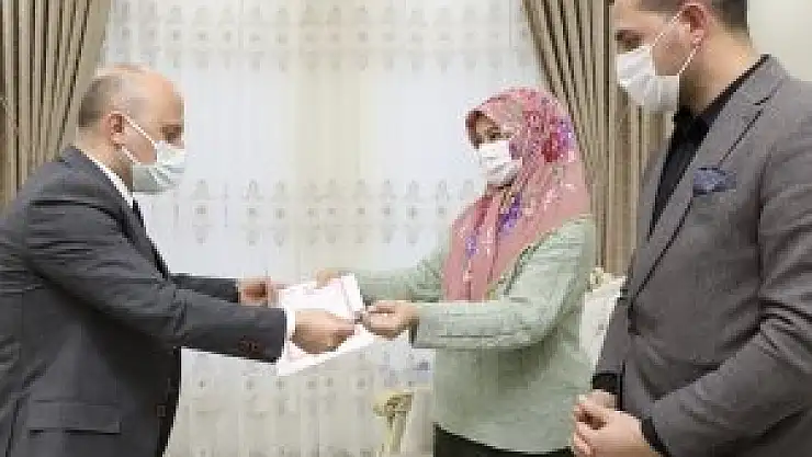 Vali Varol evini yangında kaybeden aileye yeni evlerinin anahtarını teslim etti