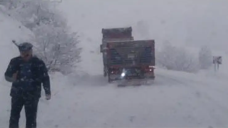 Tunceli'de iki ilçe arasındaki yol kar yağışı nedeniyle ulaşıma kapatıldı