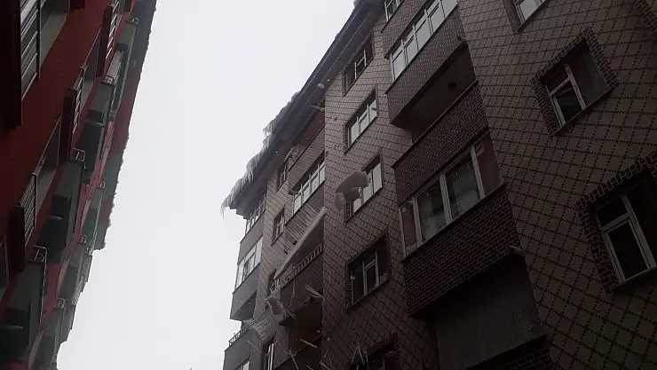 Ağrı'da çatılarda asılı kalan buz kütleleri kırılıyor