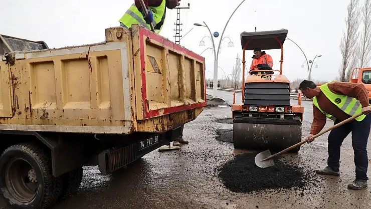 Ağrı Belediyesi tahrip olan yolları onarıyor