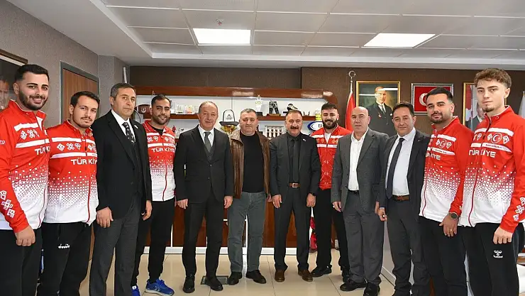 A Milli Erkek Curling Takımı Avrupa Üçüncüsü, Erzurum'da İl Müdürü Çakmur'u Ziyaret Etti