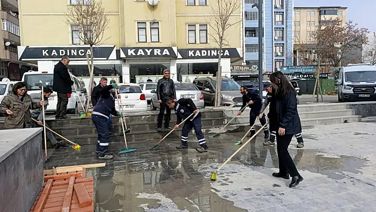 Açılışa saatler kala Başkan Aras temizlik çalışmalarına katıldı