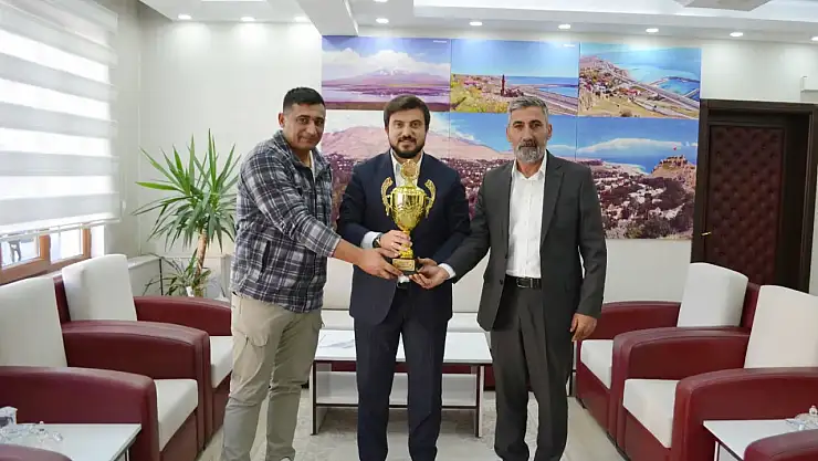 Adilcevaz Belediye Spor Plaj Futbolu Birincilik Kupasını Başkan AKBABA'ya Takdim Etti