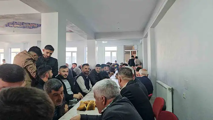 Adilcevaz'da gelenek bozulmadı bayram sofrası yine doldu taştı