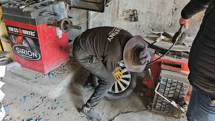 Adilcevaz'da Kış Lastiği Fırtınası: Araç sahipleri lastikçileri doldurdu