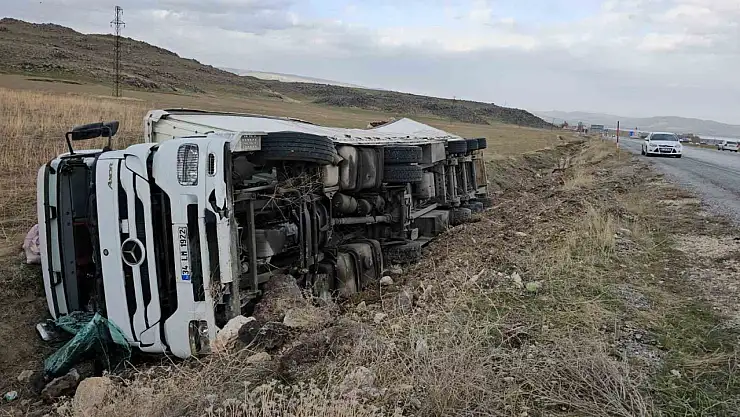 Adilcevaz'da meyve suyu yüklü tır şarampole devrildi