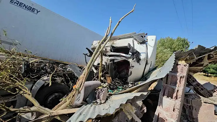 Adilcevaz'da Meyve Suyu Yüklü TIR Ters Döndü: Sürücü Hastaneye Sevk Edildi!