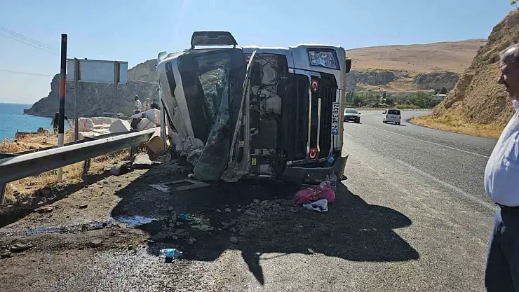 Adilcevaz'da Saman Yüklü Tırın Devrilmesi Sonucu 2 Kişi Yaralandı