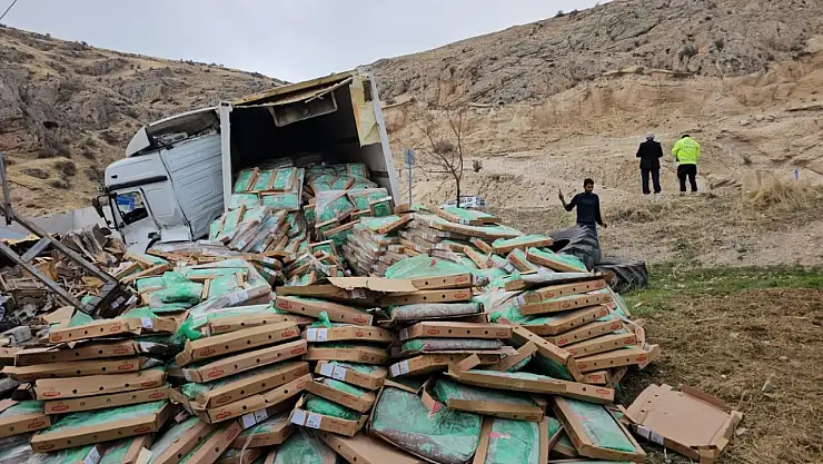 Adilcevaz'da tavuk eti yüklü tır devrildi, sürücü yaralandı, etler etrafa saçıldı