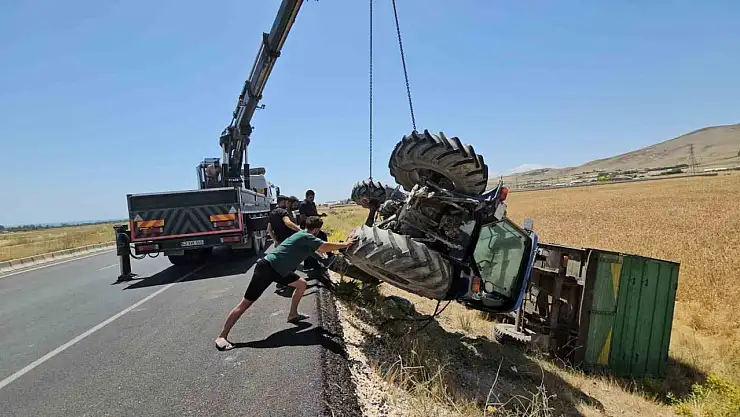 Adilcevaz'da Traktör Şarampole Devrildi Bir Kişi Yaralandı