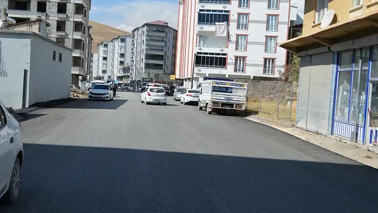 Adilcevaz'da Ulaşımda Konfor Artıyor: Cumhuriyet Caddesi ve Karadere Mevkii'nde Sıcak Asfalt Çalışması Tamamlandı
