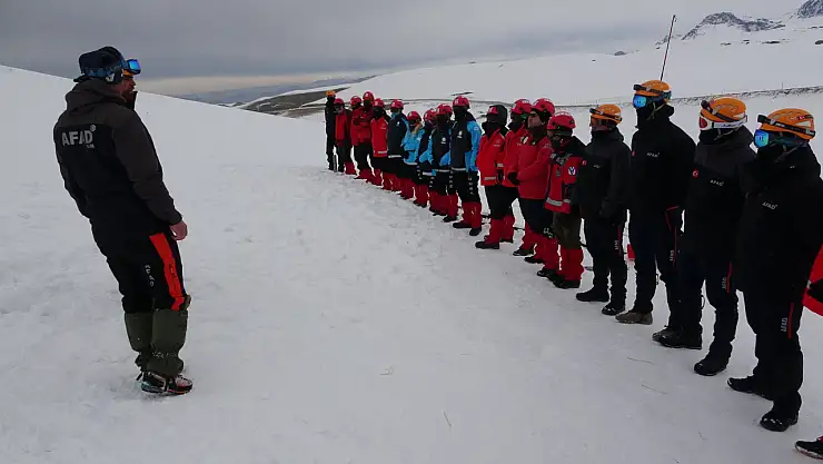 AFAD, Kurubaş Geçidi'nde çığ eğitimlerine devam ediyor