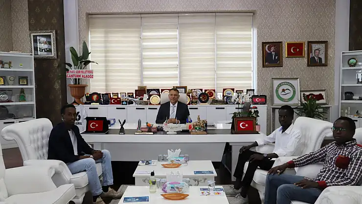 Afrikalı Öğrencilerden Rektör Gürel'e Hayırlı Olsun Ziyareti