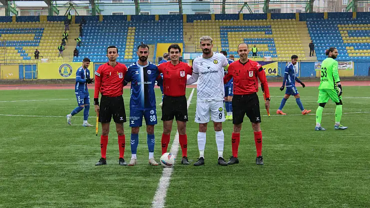 Ağrı 1970 Spor, taraftar desteğiyle sahada mücadele etti 1 puanı kaptı