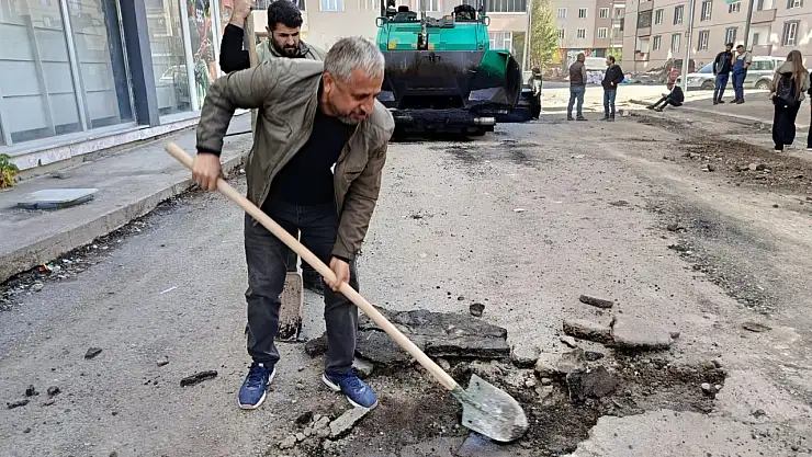 Ağrı Abide Mahallesi'nde yılın son asfalt dökümü gerçekleştiriliyor