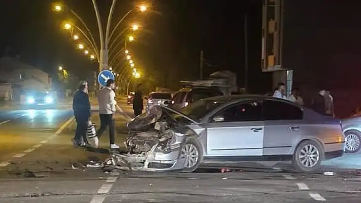 Ağrı baraj yolunda çarpışma: Akşam saatlerinde kaza paniği