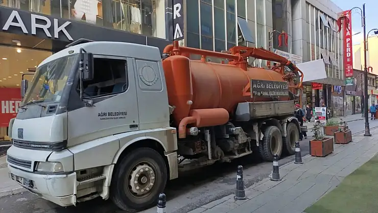 Ağrı Belediyesi, kanal ve rögar temizliğine hız verdi