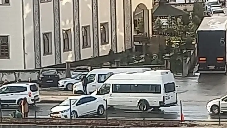 Ağrı çevre yolunda iki araç kafa kafaya çarpıştı