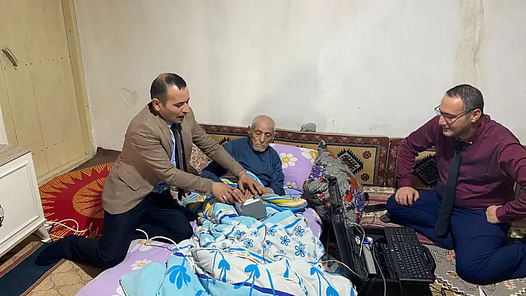 Ağrı'da 89 yaşındaki vatandaşın kimlik işlemi evde yapıldı