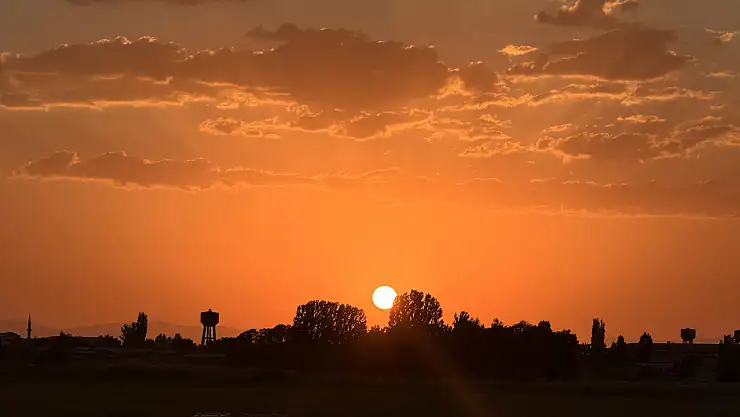 Ağrı'da Ağustos'un son gününde gökyüzü seyirlik manzara sundu