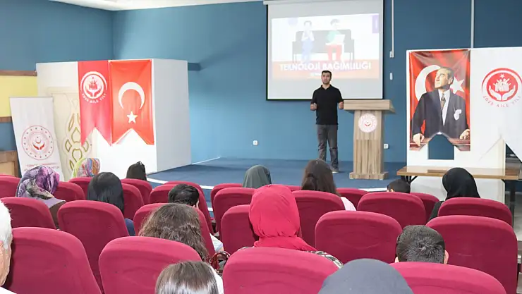 Ağrı'da ailelere teknoloji bağımlılığı eğitimi verildi