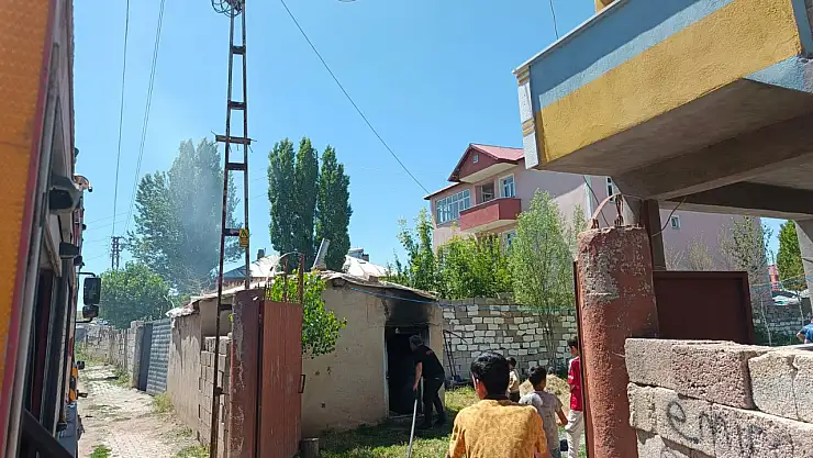 Ağrı'da çıkan yangın paniğe neden oldu
