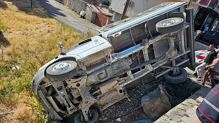 Ağrı'da araç şarampole yuvarlandı: 3 kişi yaralandı