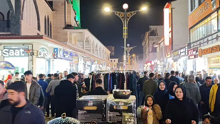 Ağrı'da arefe yoğunluğunda Cumhuriyet Caddesi bayram kalabalığıyla doldu