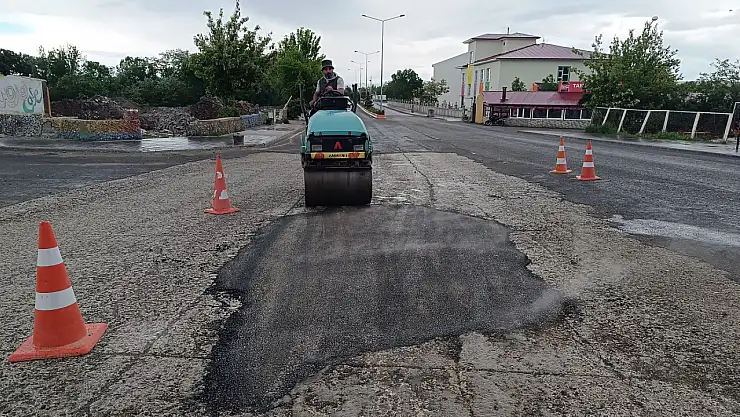 Ağrı'da asfalt onarım çalışmaları hız kazandı