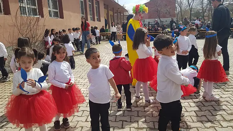 Ağrı'da Atatürk Anaokulu öğrencileri palyaço eşliğinde bayramlarını kutladı