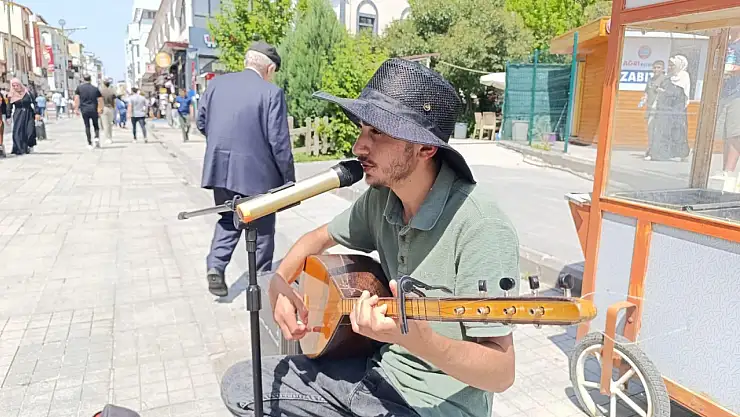 Ağrı'da bağlamasıyla sokakta türkü söyleyen genç, takdir topluyor