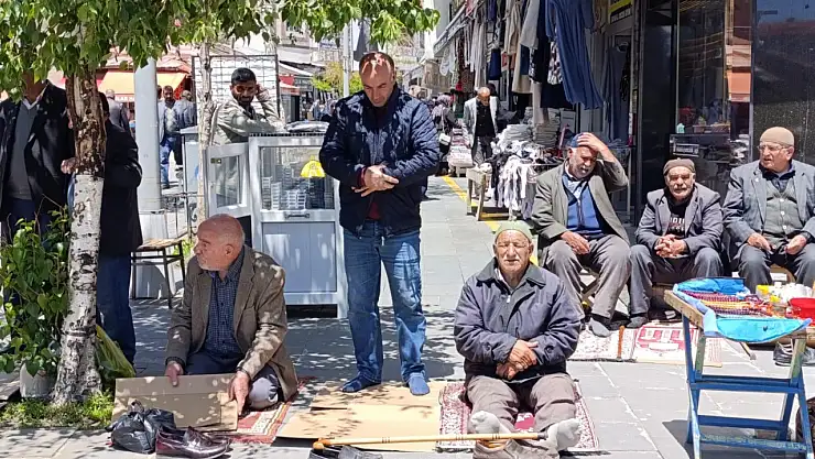 Ağrı'da baharın gelişiyle cemaat açık havada saf tuttu