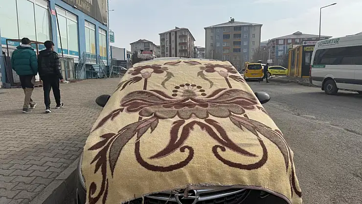 Ağrı'da battaniye ve brandalar araçları ısıttı
