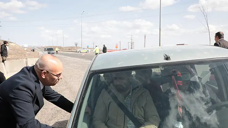 Ağrı'da bayram öncesi trafik denetiminde Vali Koç, sürücüleri uyardı