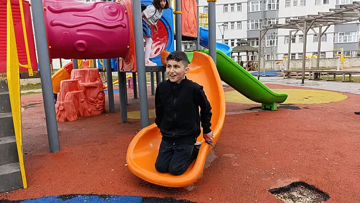 Ağrı'da bayram tatilinde çocuklar parklara koştu