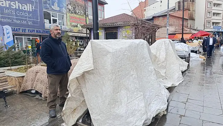 Ağrı'da bayram telaşı yağmura takıldı esnaf branda ile önlem aldı