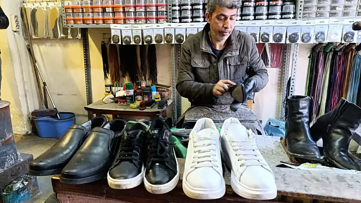 Ağrı'da bayram yoğunluğu ayakkabı ustalarının yüzünü güldürdü