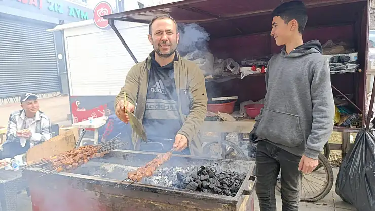 Ağrı'da bayramın lezzet noktası seyyar ciğer tezgahı oldu